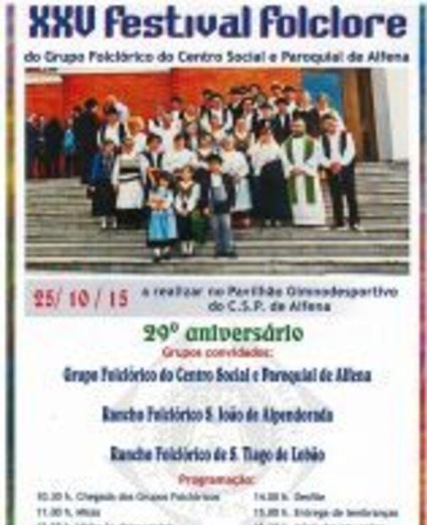 Grupo folclórico em trajes tradicionais, celebrando o XXV Festival Folclore.