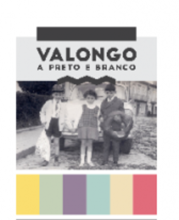 Fotografia em preto e branco de quatro pessoas em Valongo, com um carro ao fundo.