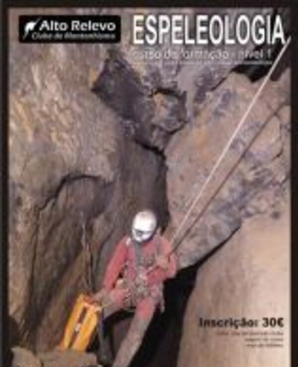 Imagem de um espeleólogo a descer uma caverna com equipamento de segurança.