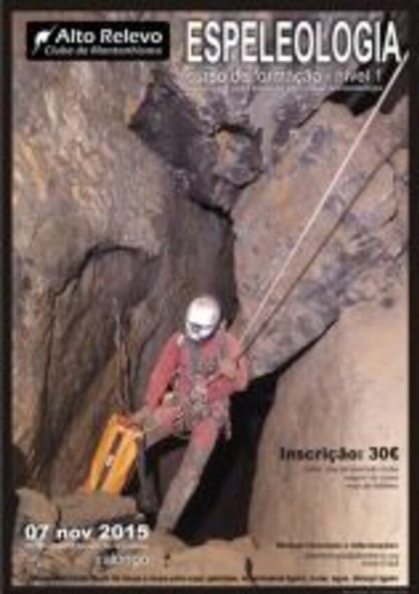 Imagem de um espeleólogo a descer uma caverna com equipamento de segurança.