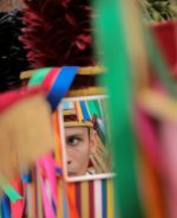 Um tambor decorado com fitas coloridas em um ambiente festivo.