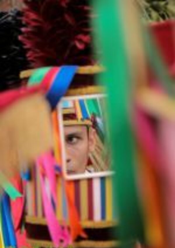 Um tambor decorado com fitas coloridas em um ambiente festivo.