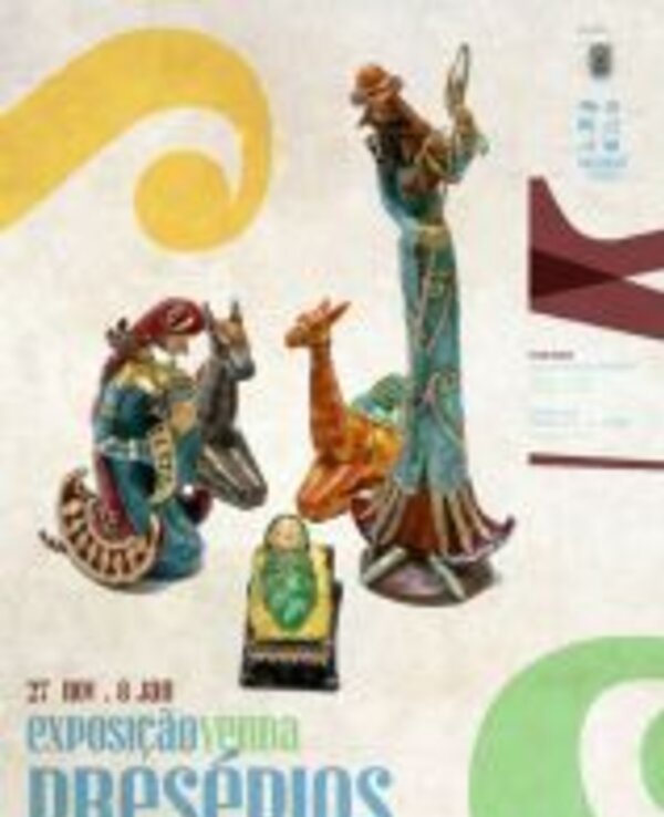 Exposição de presépios com figuras coloridas e detalhes artísticos.