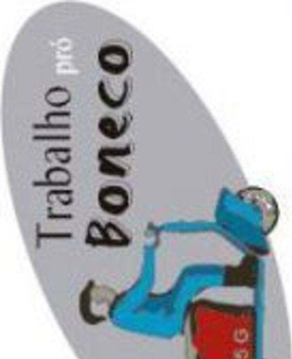 Imagem de um homem a andar de scooter, com o texto 'Trabalho pró Boneco'.
