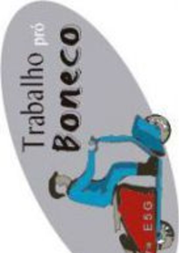 Imagem de um homem a andar de scooter, com o texto 'Trabalho pró Boneco'.