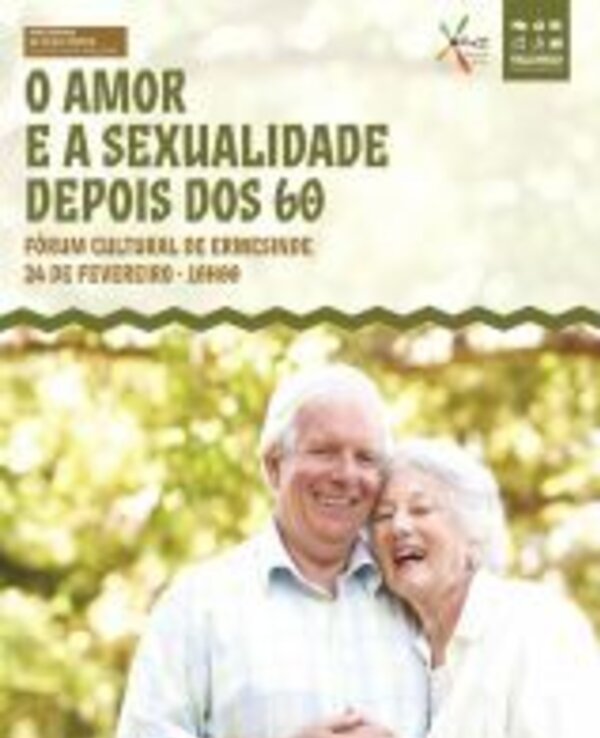 Casal idoso abraçado, sorrindo, em ambiente natural, promovendo evento sobre amor e sexualidade.