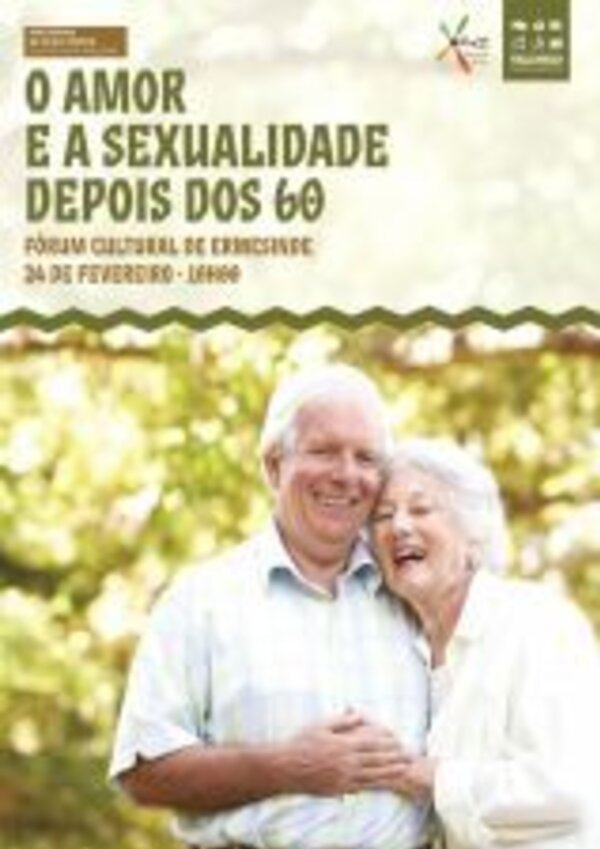 Casal idoso abraçado, sorrindo, em ambiente natural, promovendo evento sobre amor e sexualidade.