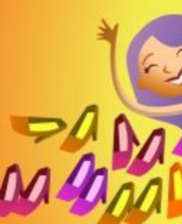 Uma mulher sorridente com cabelo longo e roxo, rodeada de sapatos coloridos.