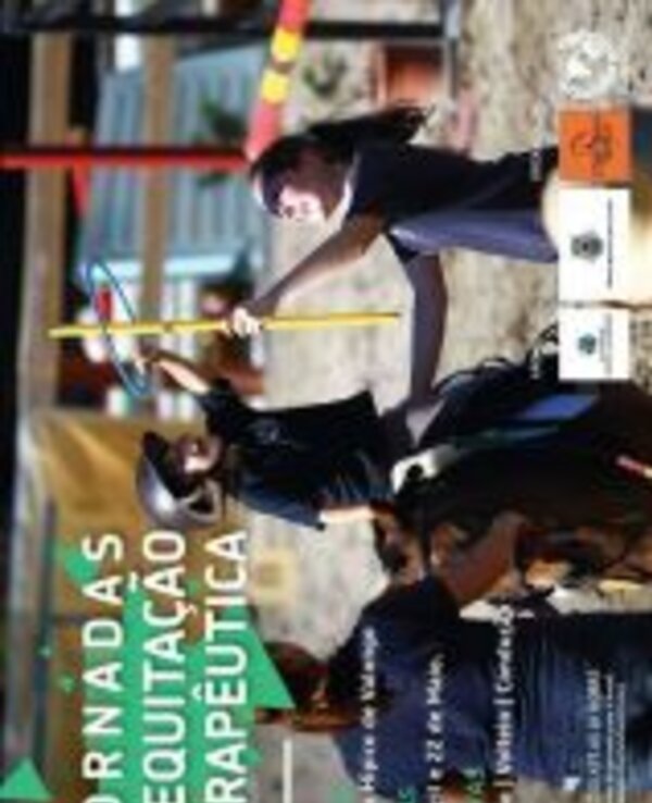 Duas pessoas a praticar equitação terapêutica num ambiente de treino.