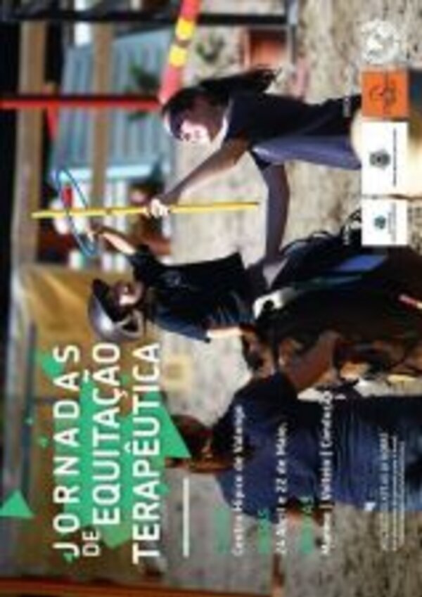 Duas pessoas a praticar equitação terapêutica num ambiente de treino.