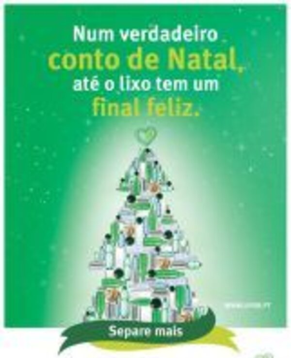 Cartaz de Natal com árvore feita de lixo reciclável e mensagem sobre reciclagem.