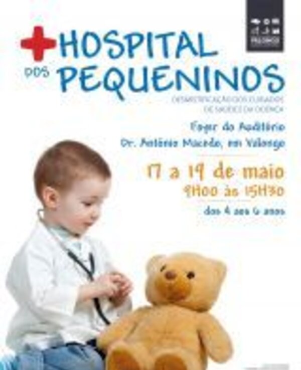 Criança vestida de médico com um urso de peluche, promovendo evento infantil.