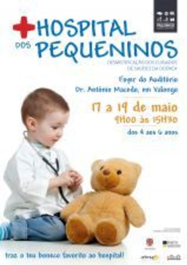Criança vestida de médico com um urso de peluche, promovendo evento infantil.