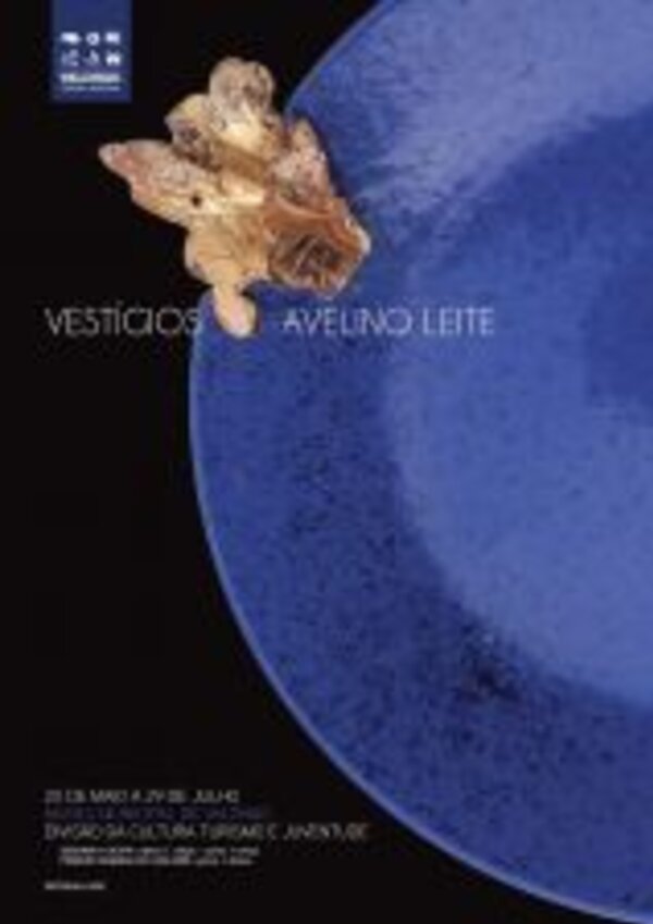 Cartaz da exposição 'Vestígios' com um prato azul e uma folha seca.