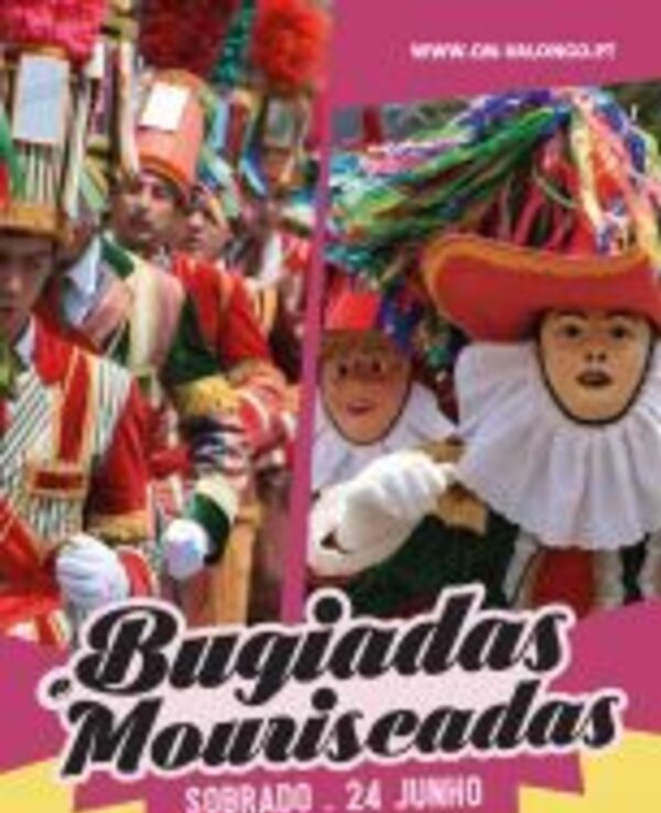 Participantes de um evento tradicional, vestidos com trajes coloridos e festivos.