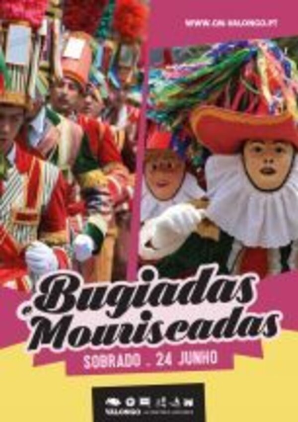 Participantes de um evento tradicional, vestidos com trajes coloridos e festivos.