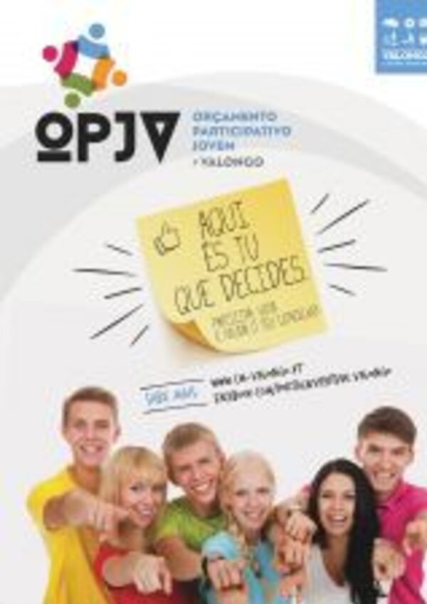 Grupo de jovens a apontar para um post-it com a mensagem 'Aqui é tu que decides'.