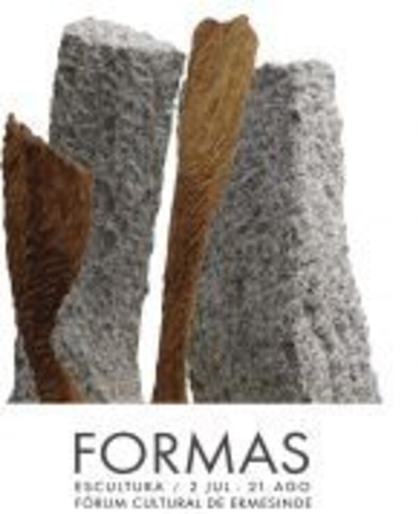 Escultura em pedra e madeira, com texto sobre exposição no Fórum Cultural.