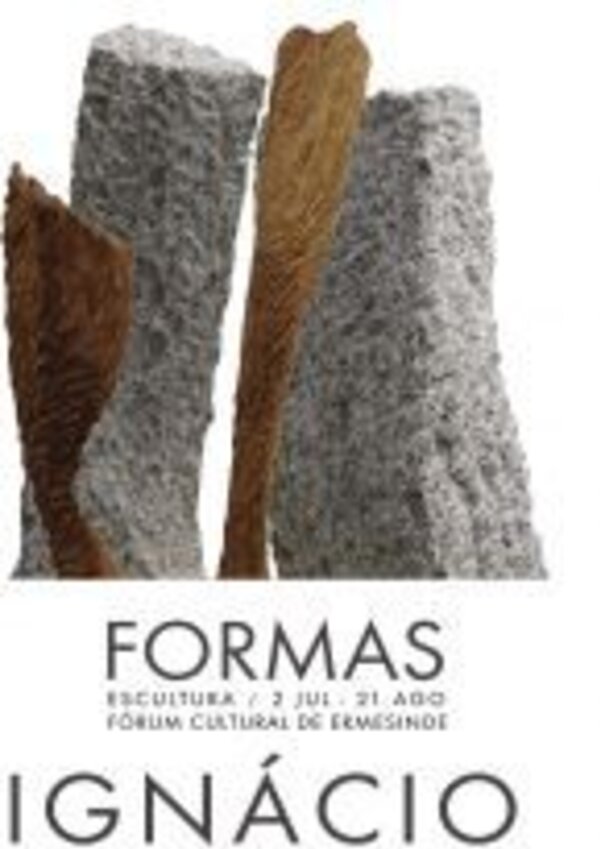 Escultura em pedra e madeira, com texto sobre exposição no Fórum Cultural.