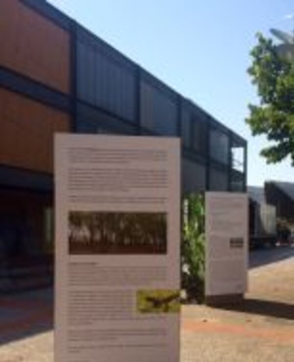 Painéis informativos em um espaço exterior, com texto e imagens.