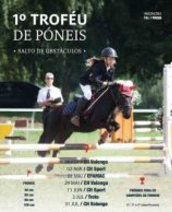 Imagem de um evento equestre com um cavaleiro a saltar obstáculos.