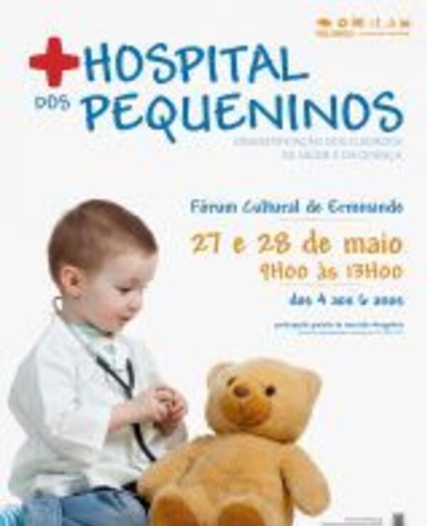 Criança vestida de médico com um urso de peluche, promovendo um evento hospitalar.