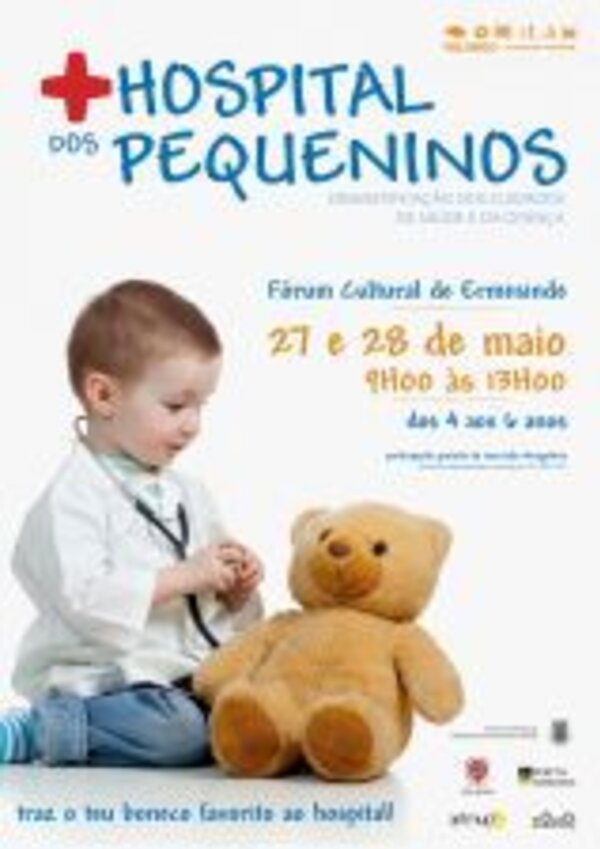 Criança vestida de médico com um urso de peluche, promovendo um evento hospitalar.