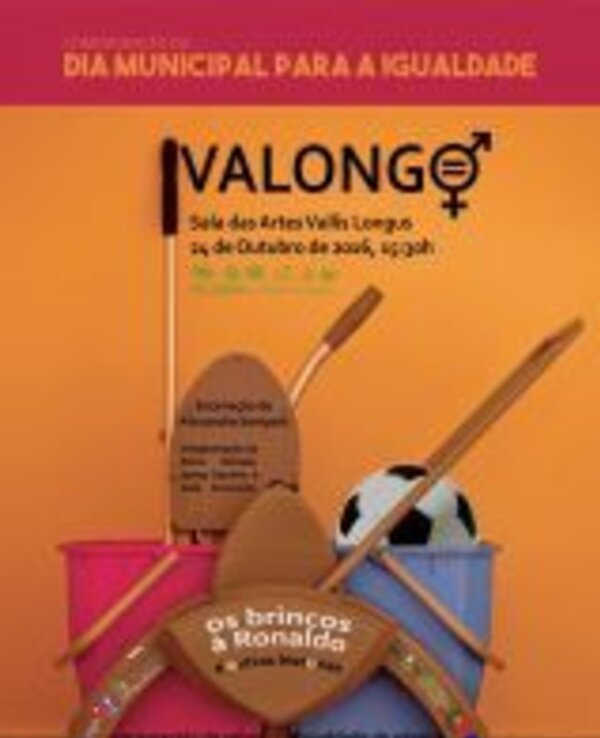 Carrinho de brinquedos com bolas de futebol e cartazes sobre igualdade.