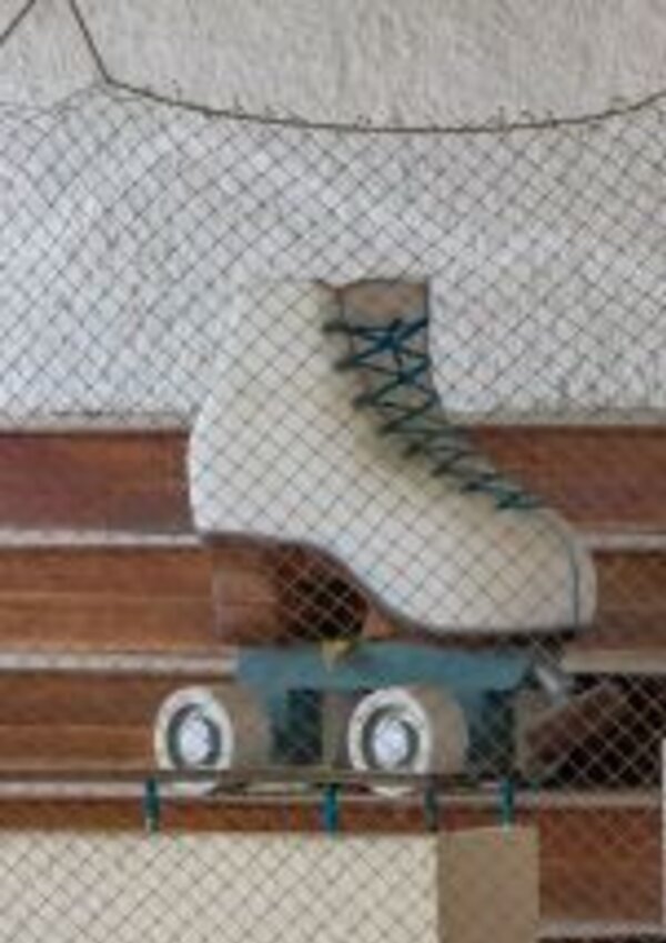 Um patins de rodas suspenso por uma rede, com detalhes em azul e branco.