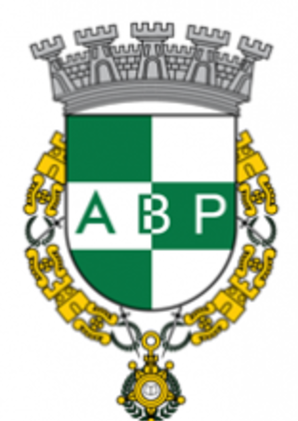 Brasão com fundo verde e branco, letras 'ABP' em destaque.