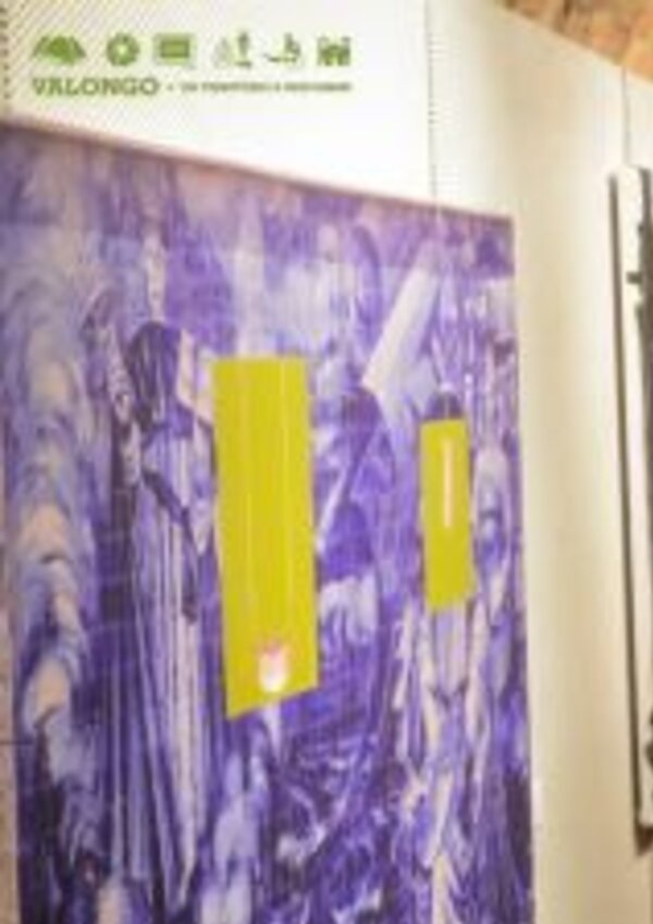 Exposição de arte com quadros em tons de azul e amarelo, em ambiente interior.