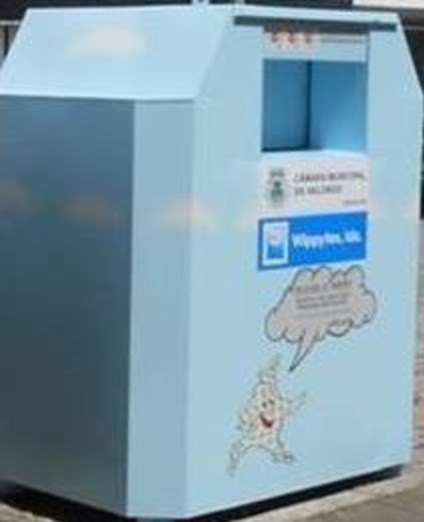 Contentor de lixo azul com desenhos e informações sobre reciclagem.