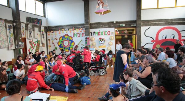Grupo de pessoas em um evento, com participantes em trajes coloridos e interações.