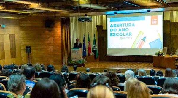 Cerimónia de abertura do ano escolar 2018-2019 com público atento.