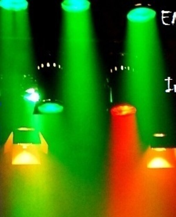 Cartaz colorido sobre formação em teatro para crianças e jovens.