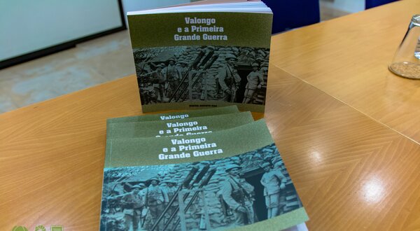 Livros sobre Valongo e a Primeira Grande Guerra em cima de uma mesa.