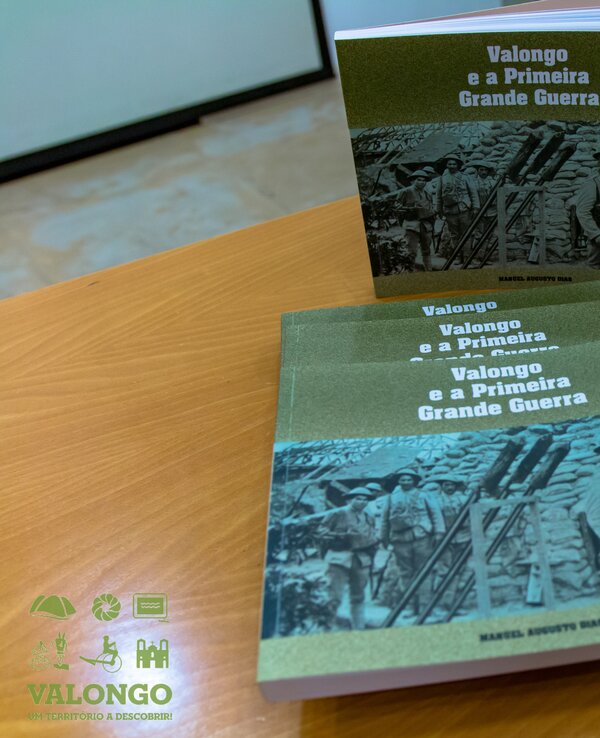 Livros sobre Valongo e a Primeira Grande Guerra em cima de uma mesa.