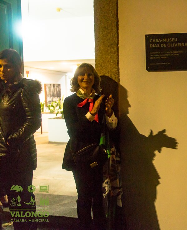 Inauguração da Casa-Museu Dias de Oliveira com pessoas a aplaudir.