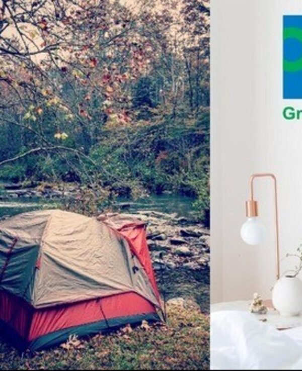 Imagem tripla: tenda na natureza, logo Green Key e mesa de restaurante elegante.