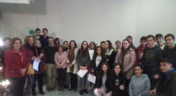 Grupo de pessoas sorridentes posando em um espaço interior, com decoração natalina.
