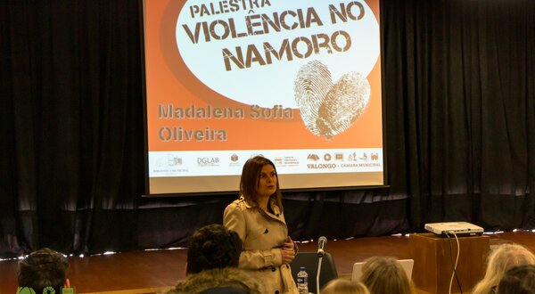 Madalena Sofia Oliveira apresenta palestra sobre violência no namoro.