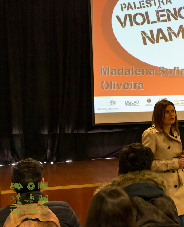 Madalena Sofia Oliveira apresenta palestra sobre violência no namoro.