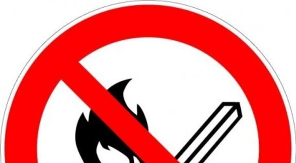 Sinal de proibição de fogo, com fósforo e chama cruzados.