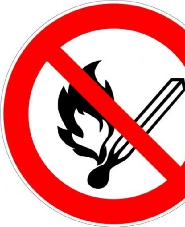 Sinal de proibição de fogo, com fósforo e chama cruzados.