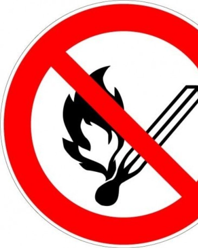 Sinal de proibição de fogo, com fósforo e chama cruzados.