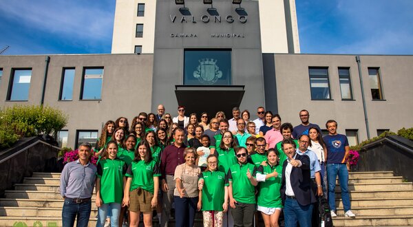 Grupo de pessoas sorridentes em frente à Câmara Municipal de Valongo.