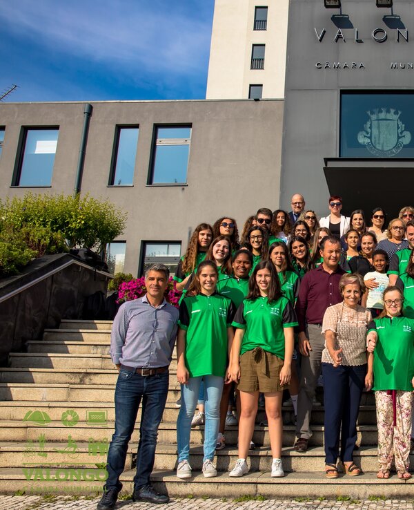 Grupo de pessoas sorridentes em frente à Câmara Municipal de Valongo.