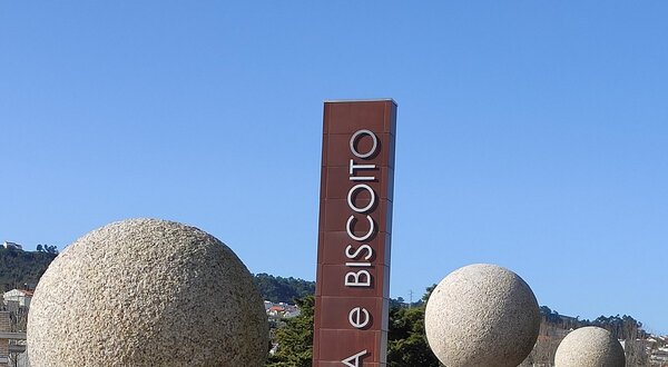Vista de uma varanda com esferas de pedra e um letreiro de Regueifa e Biscoito.