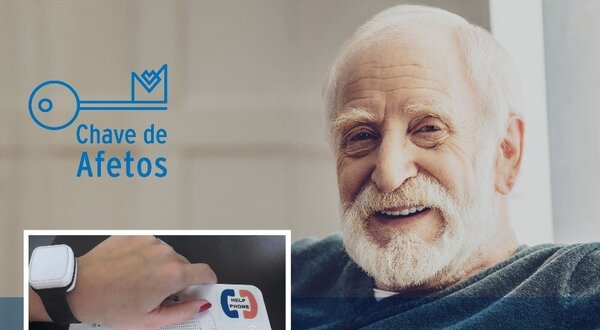 Imagem de um idoso com um dispositivo de comunicação e uma pulseira.