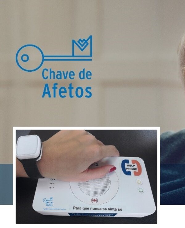 Imagem de um idoso com um dispositivo de comunicação e uma pulseira.